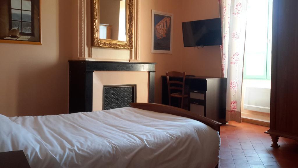 Auberge Le Bistrot De Lussan Lussan  Zewnętrze zdjęcie