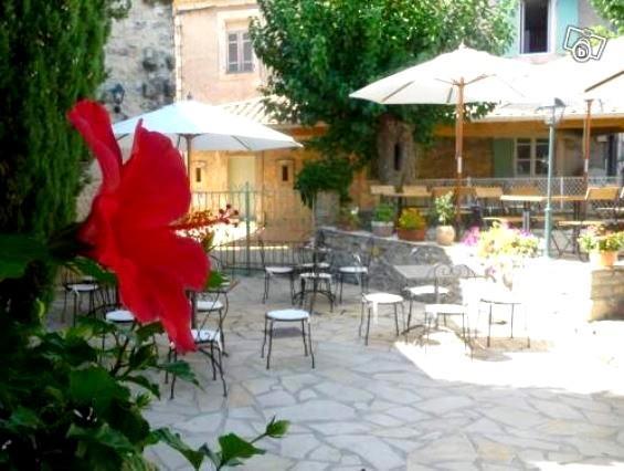 Auberge Le Bistrot De Lussan Lussan  Zewnętrze zdjęcie